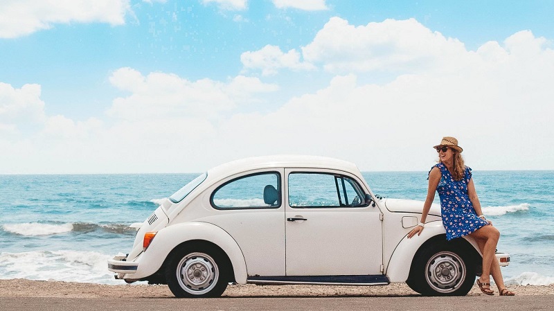 Mulher com carro Mulher com carro